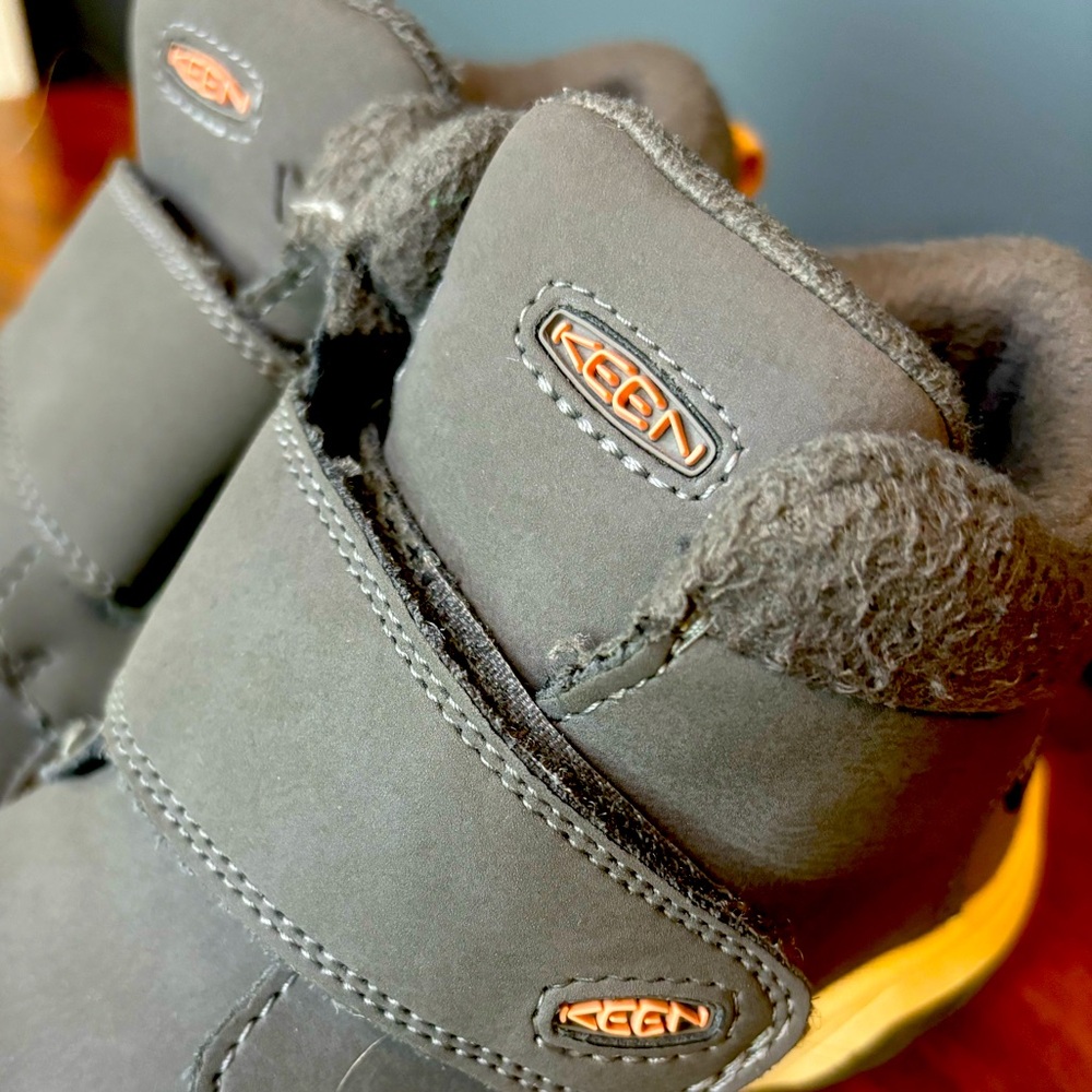 Kids Waterproof boots. Gray. Size 10 kids